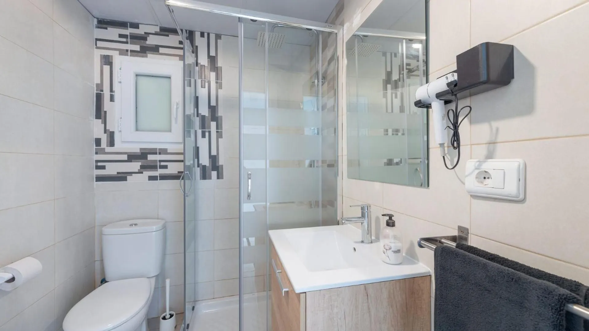 Beetroot, Jedes Zimmer Verfuegt Ueber Smart Tv , Eigenes Bad Mit Regendusche Und Balkon Llucmajor  Otel