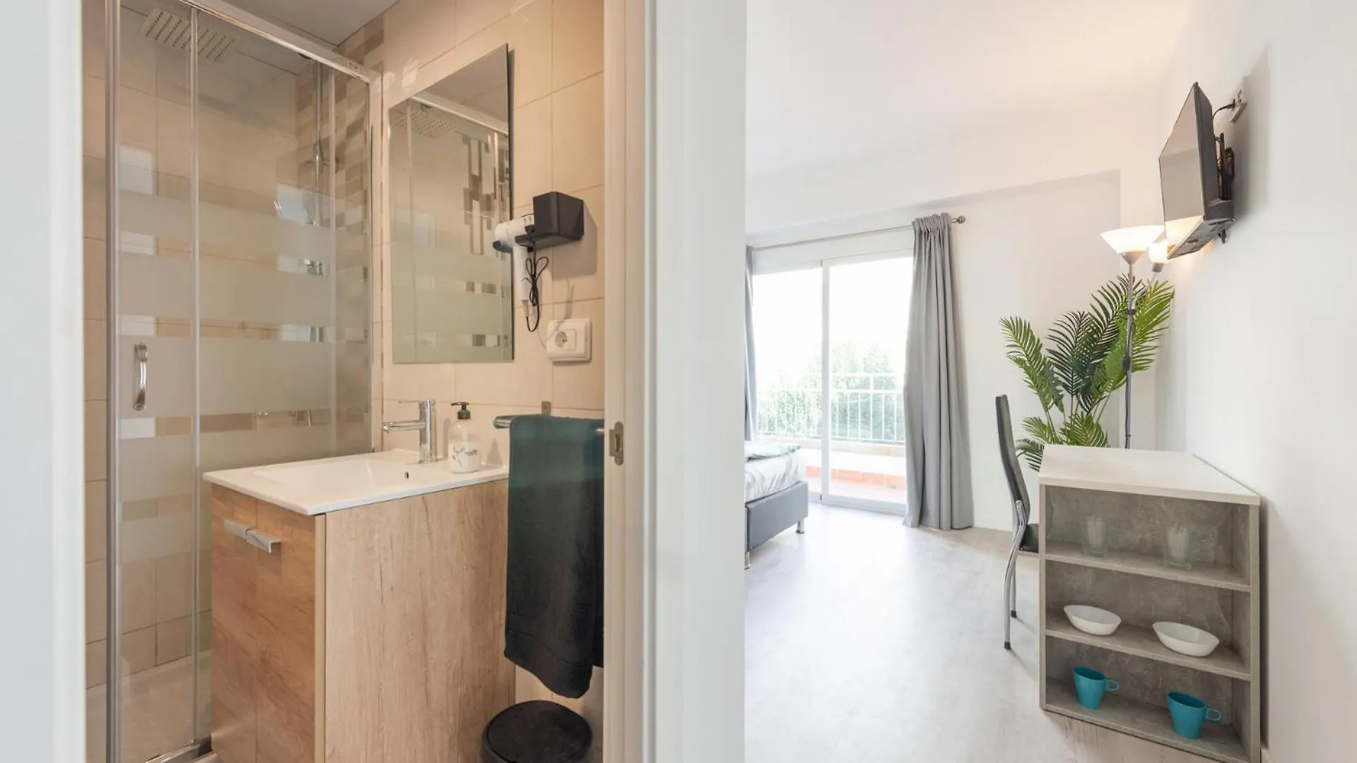 Beetroot, Jedes Zimmer Verfuegt Ueber Smart Tv , Eigenes Bad Mit Regendusche Und Balkon Llucmajor  Otel