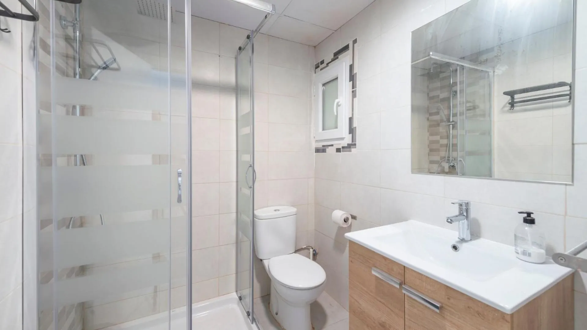Otel Beetroot, Jedes Zimmer Verfuegt Ueber Smart Tv , Eigenes Bad Mit Regendusche Und Balkon Llucmajor  İspanya