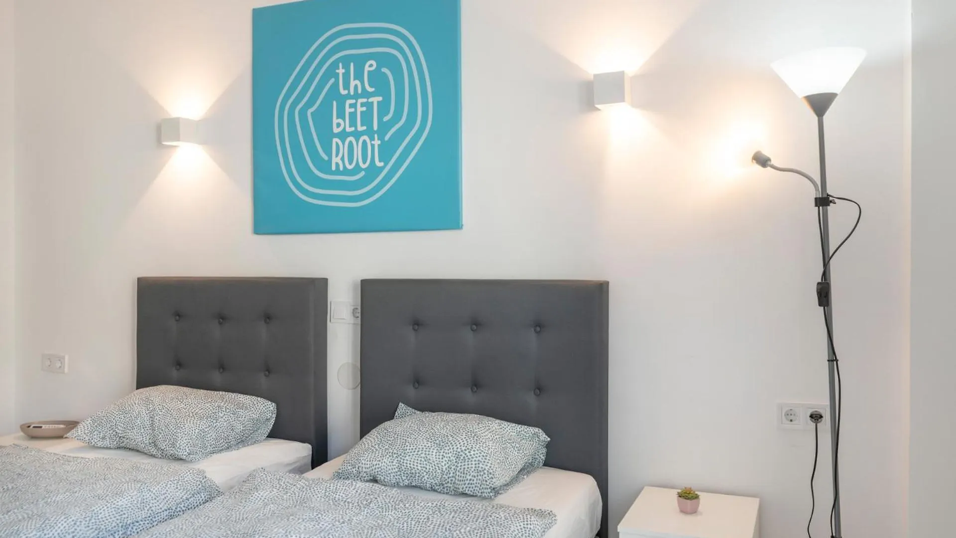 Beetroot, Jedes Zimmer Verfuegt Ueber Smart Tv , Eigenes Bad Mit Regendusche Und Balkon Льюкмайор Отель