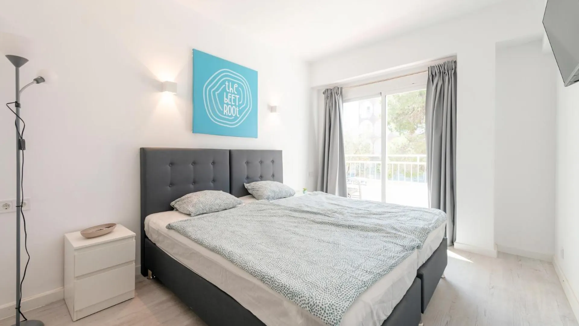 Отель Beetroot, Jedes Zimmer Verfuegt Ueber Smart Tv , Eigenes Bad Mit Regendusche Und Balkon Льюкмайор