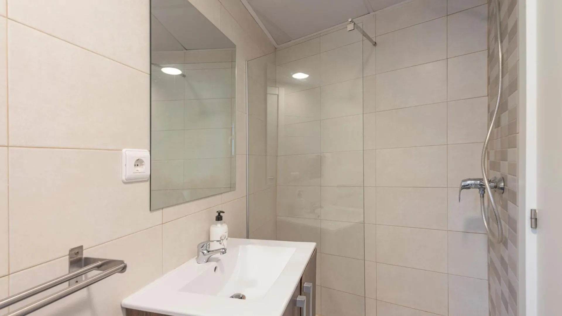 Beetroot, Jedes Zimmer Verfuegt Ueber Smart Tv , Eigenes Bad Mit Regendusche Und Balkon Льюкмайор